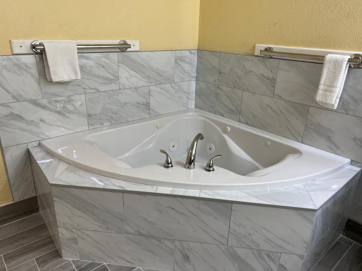 Days Inn By Wyndham Suites Fredericksburg Ngoại thất bức ảnh
